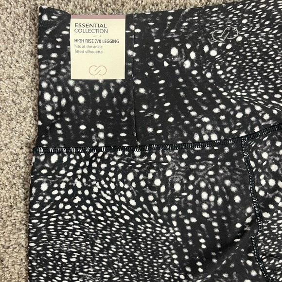Calia by Carrie Underwood NWT Black and White 7/8 Leggings - Picture 4 of 8